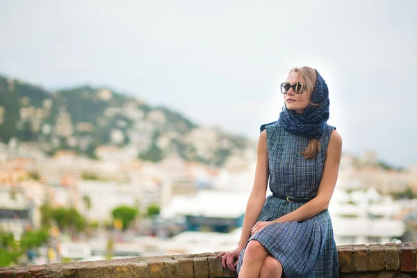 Elégante jeune femme dans la vieille ville de Cannes — Photo