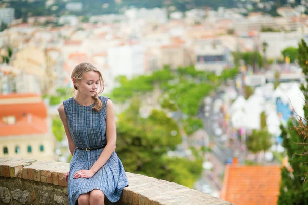 Elegante junge Frau in der Altstadt von Konserven — Stockfoto