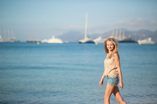 Hermosa joven caminando en la playa — Foto de Stock