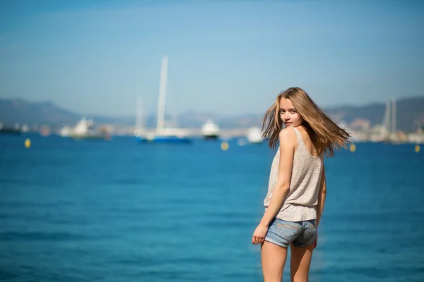 Hermosa joven en la playa — Foto de Stock