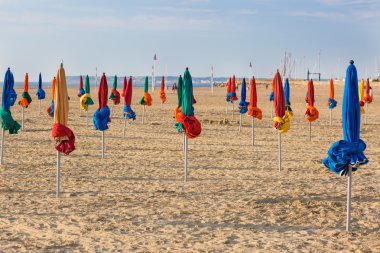 deauville Beach ünlü renkli şemsiye