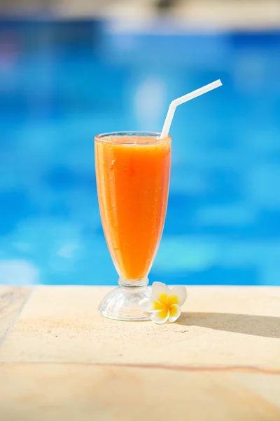 Delicious fresh mango juice on a tropical resort — Stock Photo, Image