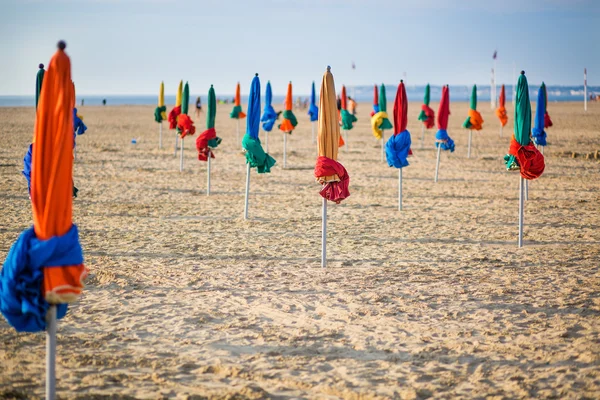De berömda färgglada parasoller på deauville beach — Stockfoto