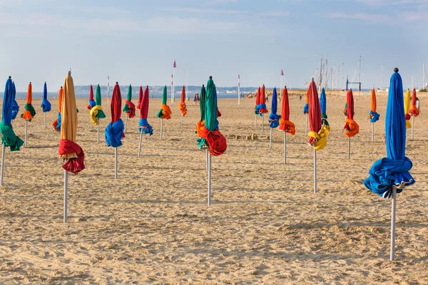 Znane kolorowe parasole na plaży deauville — Zdjęcie stockowe