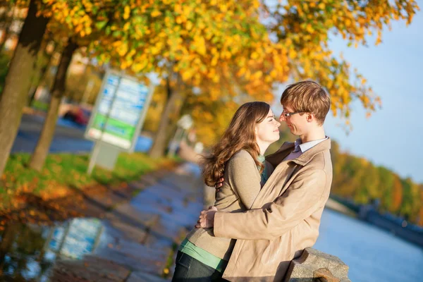 Casal feliz em São Petersburgo, Rússia — Fotografia de Stock