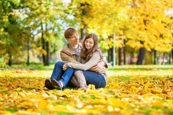 Namoro casal em folhas amarelas em um dia de queda — Fotografia de Stock