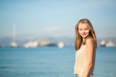 güzel bir kız sahilde Cannes, Fransa