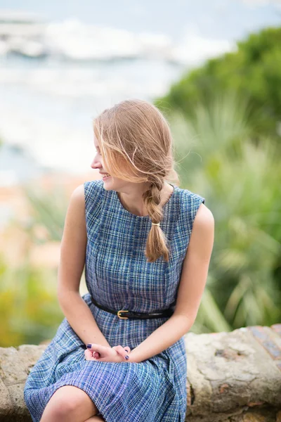 Menina olhando para a cidade de Cannes — Fotografia de Stock