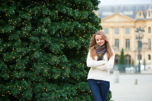 Chica en una calle parisina decorada para Navidad —  Fotos de Stock