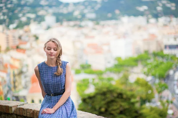 Chica mirando la ciudad de Cannes — Foto de Stock