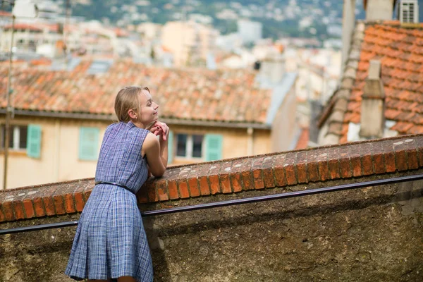 Dziewczyna w cannes, Francja — Zdjęcie stockowe