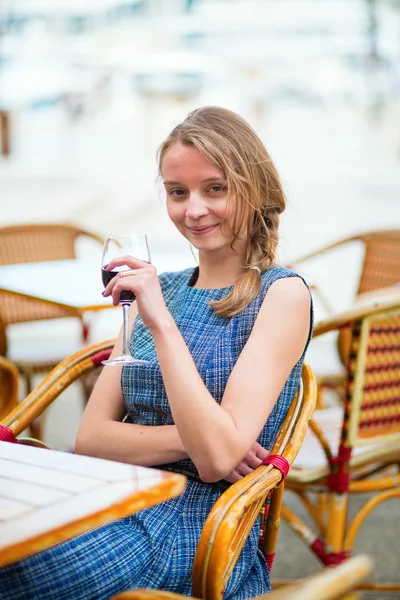若いフランスの赤ワインを飲む女 — ストック写真