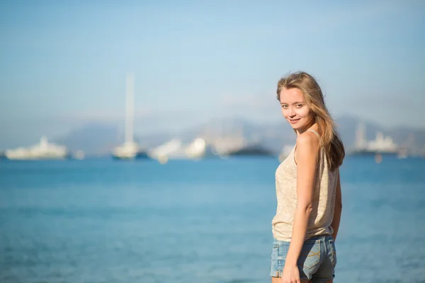 Hermosa chica en la playa en Cannes, Francia — Foto de Stock