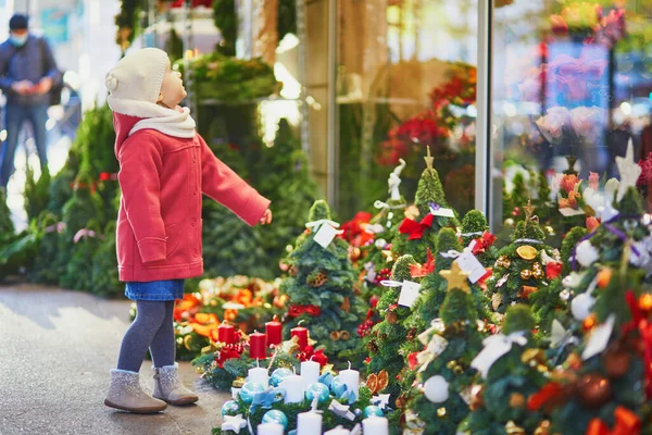 Ευτυχισμένο Χαρούμενο Κοριτσάκι Στην Αγορά Χριστουγεννιάτικων Δέντρων Ένα Δρόμο Του — Φωτογραφία Αρχείου