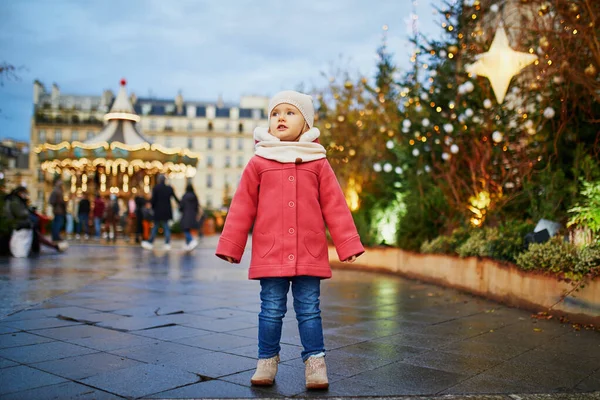Очаровательная Дошкольница Рождественской Ярмарке Париже Франция Празднование Сезонных Зимних Праздников — стоковое фото