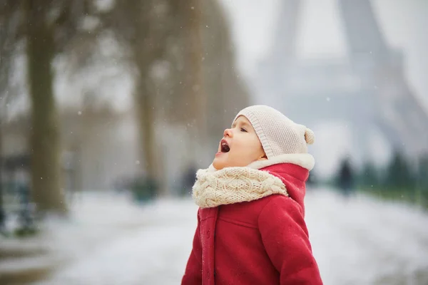 Adorable Toddler Girl Catching Snowflakes Her Tongue Eiffel Tower Paris — Stock Photo, Image