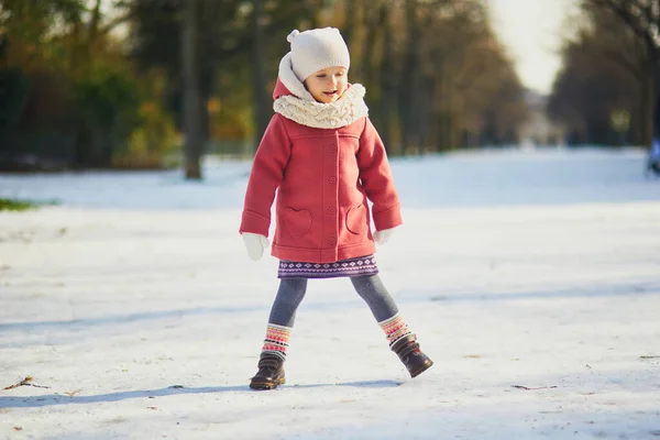 Adorable Toddler Girl Sunny Snow Day Happy Child Playing Snow — Stock Photo, Image