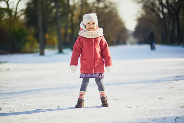 晴れた雪の日に愛らしい幼児の女の子 雪と遊ぶ幸せな子供 子供のための冬の活動 — ストック写真