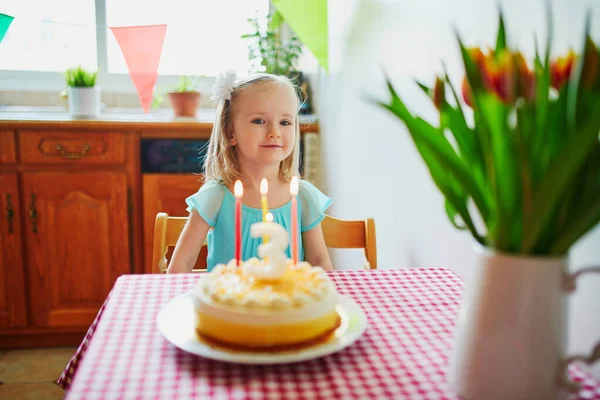 Ευτυχισμένο Κοριτσάκι Γιορτάζει Τρίτα Της Γενέθλια Και Κάνει Μια Ευχή — Φωτογραφία Αρχείου