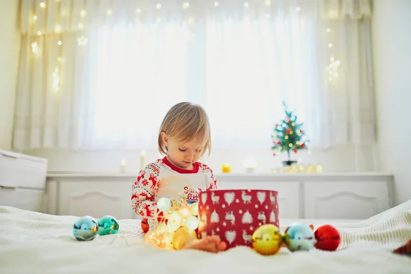 Joyeux Petit Enfant Pyjama Jouant Avec Les Décorations Noël Sur — Photo