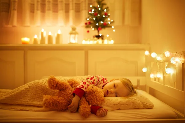 Adorable Petite Fille Couchant Avec Son Ours Peluche Sous Sapin — Photo