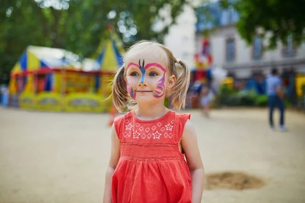 Маленькая Дошкольница Портретом Бабочки Улице Дети Рисуют Лица Творческие Мероприятия — стоковое фото