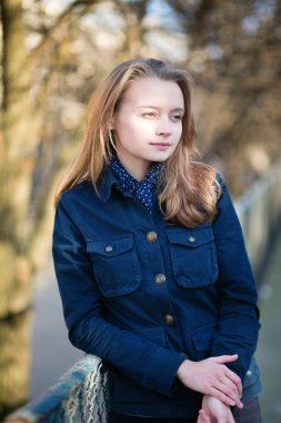 güzel kız açık havada bahar ve sonbaharda bir gün