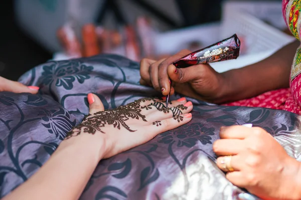 Decoración de henna que se aplica a mano — Foto de Stock