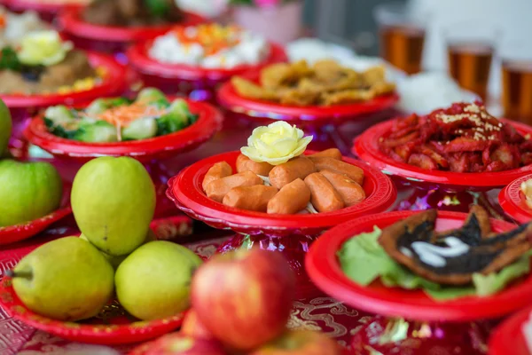 Placas de alimento preparadas para os crentes — Fotografia de Stock