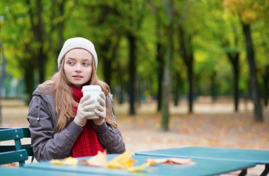 Kız içme kahve açık havada