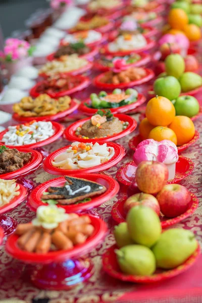 Пищевые блюда, приготовленные для верующих — стоковое фото