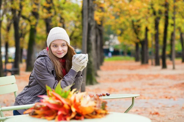 Girl drinking coffee outdoors — Stock Photo, Image