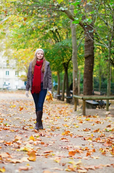 Mädchen geht in einem Park spazieren — Stockfoto