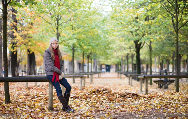 Ragazza che cammina in un parco — Foto Stock