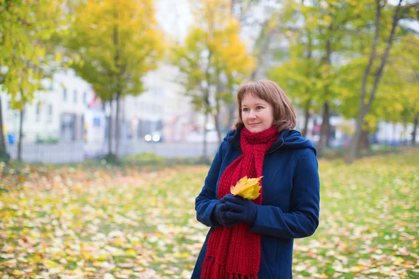 Flicka som går i en park — Stockfoto