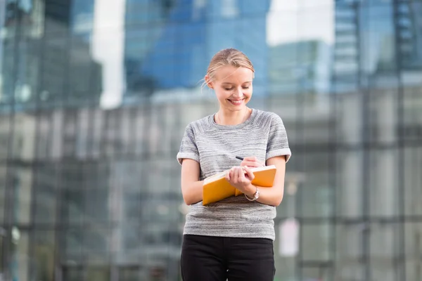 Joven mujer de negocios planeando su día —  Fotos de Stock