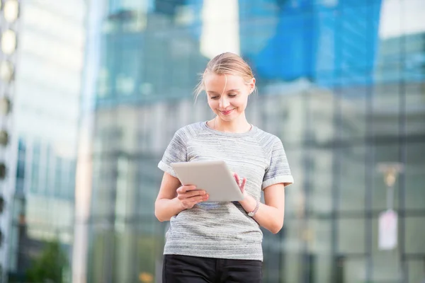 Jonge zakenvrouw met behulp van Tablet PC — Stockfoto