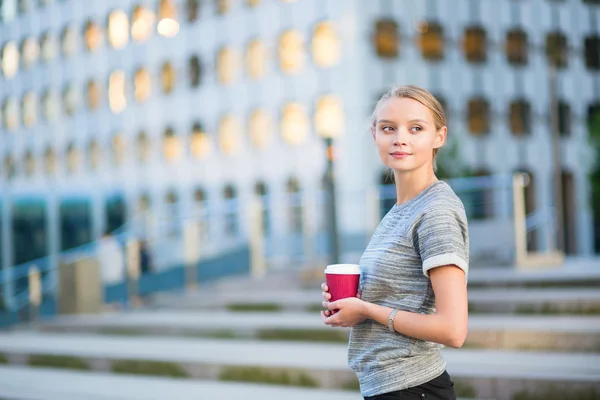 Joven mujer de negocios tomando café al aire libre — Foto de Stock