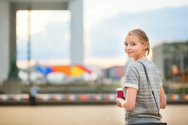 Mujer joven con café al aire libre —  Fotos de Stock