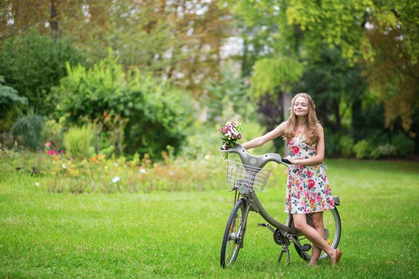 Chica feliz con bicicleta —  Fotos de Stock