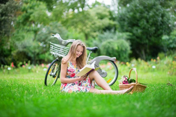 Menina bonita lendo em um parque — Fotografia de Stock