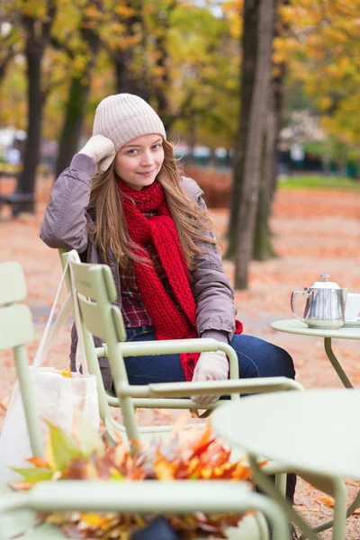 Girl drinking coffee outdoors — Stock Photo, Image