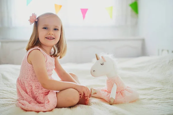 Menina Adorável Vestido Rosa Brincando Com Unicórnio Criança Divertindo Com — Fotografia de Stock