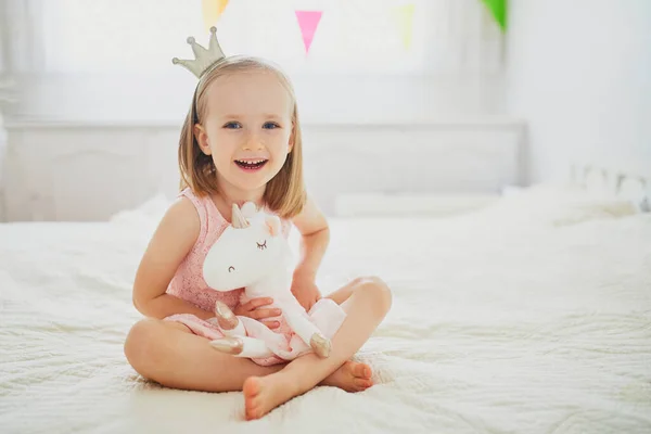 Menina Adorável Vestido Rosa Coroa Dourada Vestida Como Princesa Brincando — Fotografia de Stock