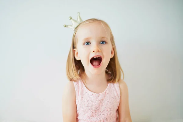 Очаровательная Маленькая Девочка Розовом Платье Золотой Короне Одетая Принцесса Детский — стоковое фото