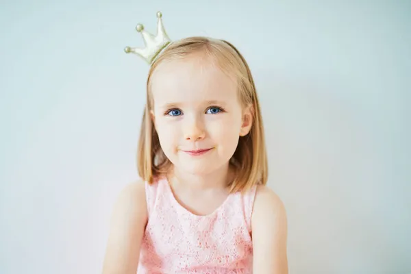 Entzückendes Kleines Mädchen Rosa Kleid Und Goldener Krone Als Prinzessin — Stockfoto