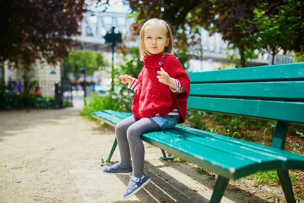 Šťastné Veselé Batole Dívka Sedí Lavičce Ulici Paříži Francie — Stock fotografie