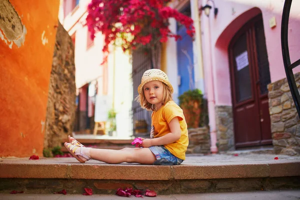 Приваблива Трирічна Дівчинка Яка Сидить Вулиці Чудового Середземноморського Міста Коліуре — стокове фото