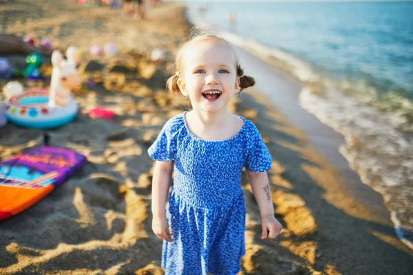 Menina Feliz Vestido Azul Divertindo Praia Mar Mediterrâneo França Criança — Fotografia de Stock