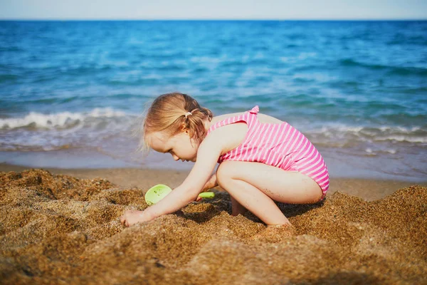 Ευτυχισμένο Κοριτσάκι Που Διασκεδάζει Στην Παραλία Της Μεσογείου Στη Γαλλία — Φωτογραφία Αρχείου